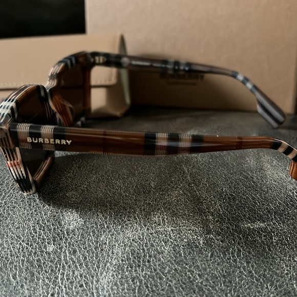 Brand new authentic Burberry sunglasses - Picture 5 of 7